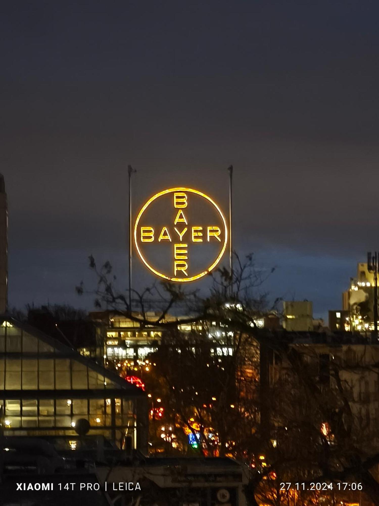Im Herzen Von Wiesdorf- Blick Auf Das Bayer-Kreuz -Appartement Mit 2 Schlafzimmern-Fuer 3 Personen -Zentral Gelegen - Friedrich Ebert Platz 5A , 4Te Etage - Dachterrasse Und Sauna - Kaution Pflicht - Leverkusen Esterno foto