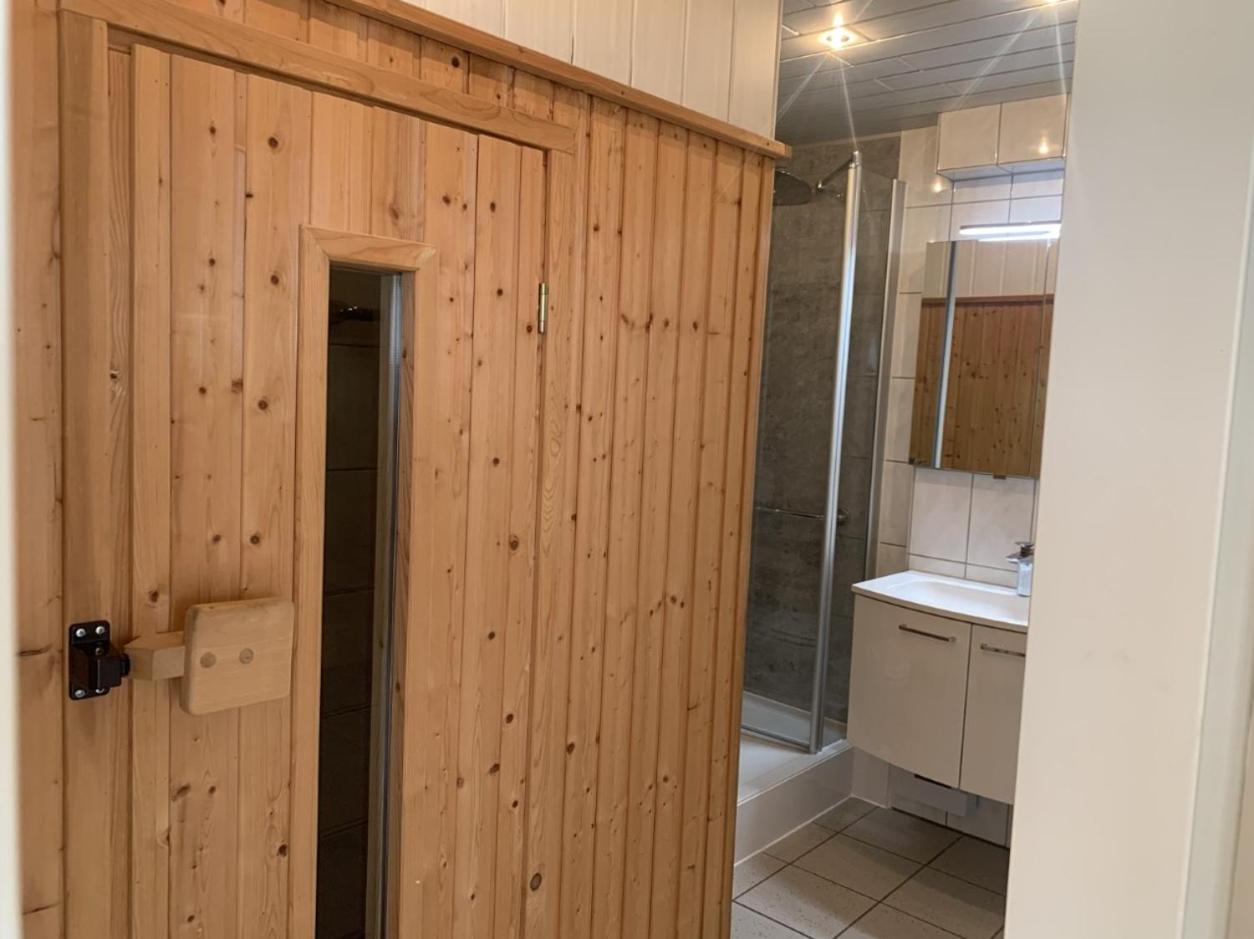 Im Herzen Von Wiesdorf- Blick Auf Das Bayer-Kreuz -Appartement Mit 2 Schlafzimmern-Fuer 3 Personen -Zentral Gelegen - Friedrich Ebert Platz 5A , 4Te Etage - Dachterrasse Und Sauna - Kaution Pflicht - Leverkusen Esterno foto