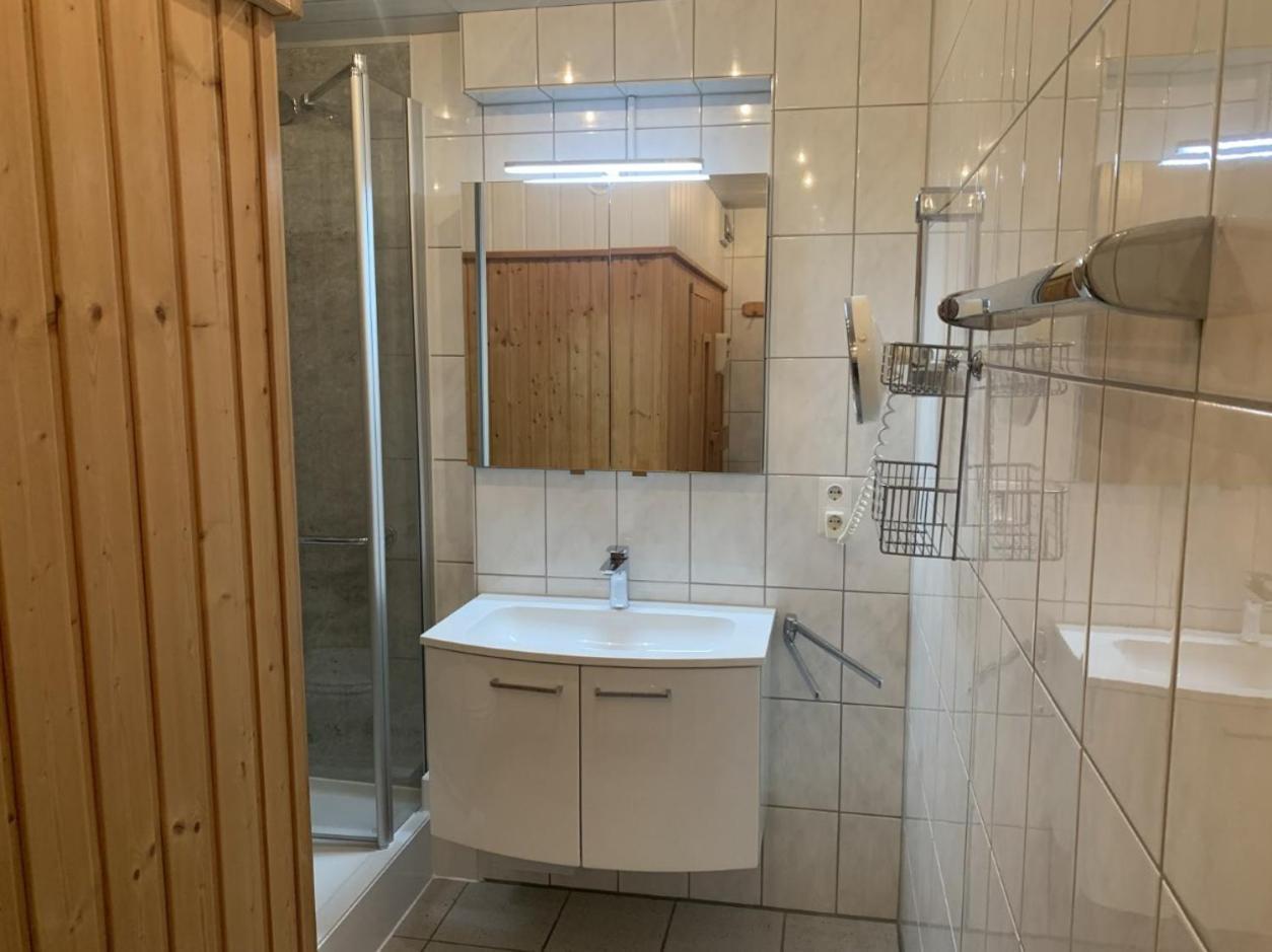 Im Herzen Von Wiesdorf- Blick Auf Das Bayer-Kreuz -Appartement Mit 2 Schlafzimmern-Fuer 3 Personen -Zentral Gelegen - Friedrich Ebert Platz 5A , 4Te Etage - Dachterrasse Und Sauna - Kaution Pflicht - Leverkusen Esterno foto