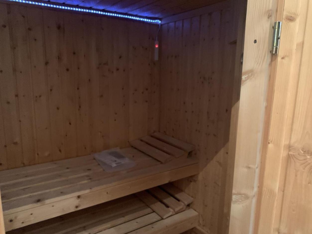 Im Herzen Von Wiesdorf- Blick Auf Das Bayer-Kreuz -Appartement Mit 2 Schlafzimmern-Fuer 3 Personen -Zentral Gelegen - Friedrich Ebert Platz 5A , 4Te Etage - Dachterrasse Und Sauna - Kaution Pflicht - Leverkusen Esterno foto