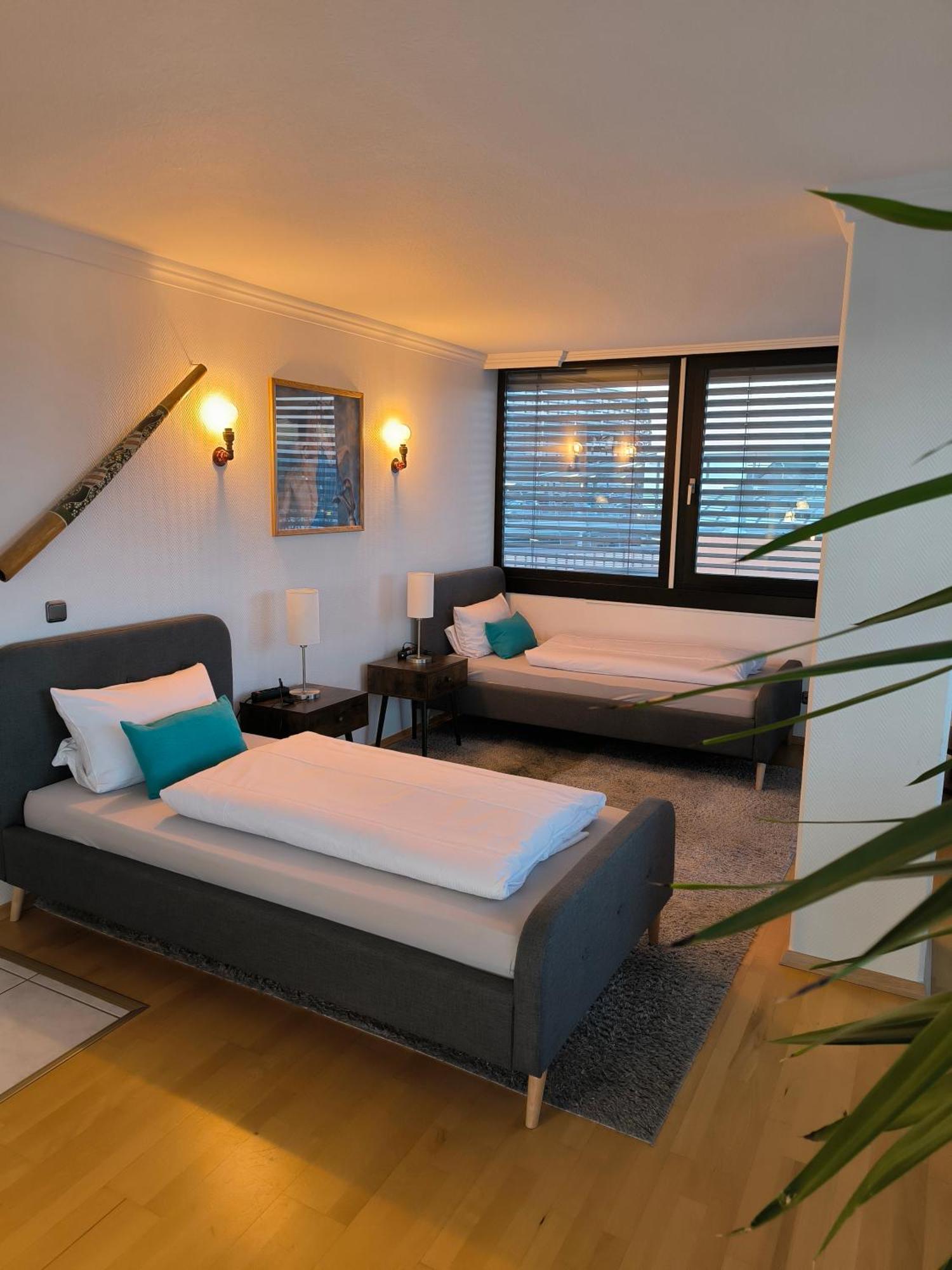 Im Herzen Von Wiesdorf- Blick Auf Das Bayer-Kreuz -Appartement Mit 2 Schlafzimmern-Fuer 3 Personen -Zentral Gelegen - Friedrich Ebert Platz 5A , 4Te Etage - Dachterrasse Und Sauna - Kaution Pflicht - Leverkusen Esterno foto