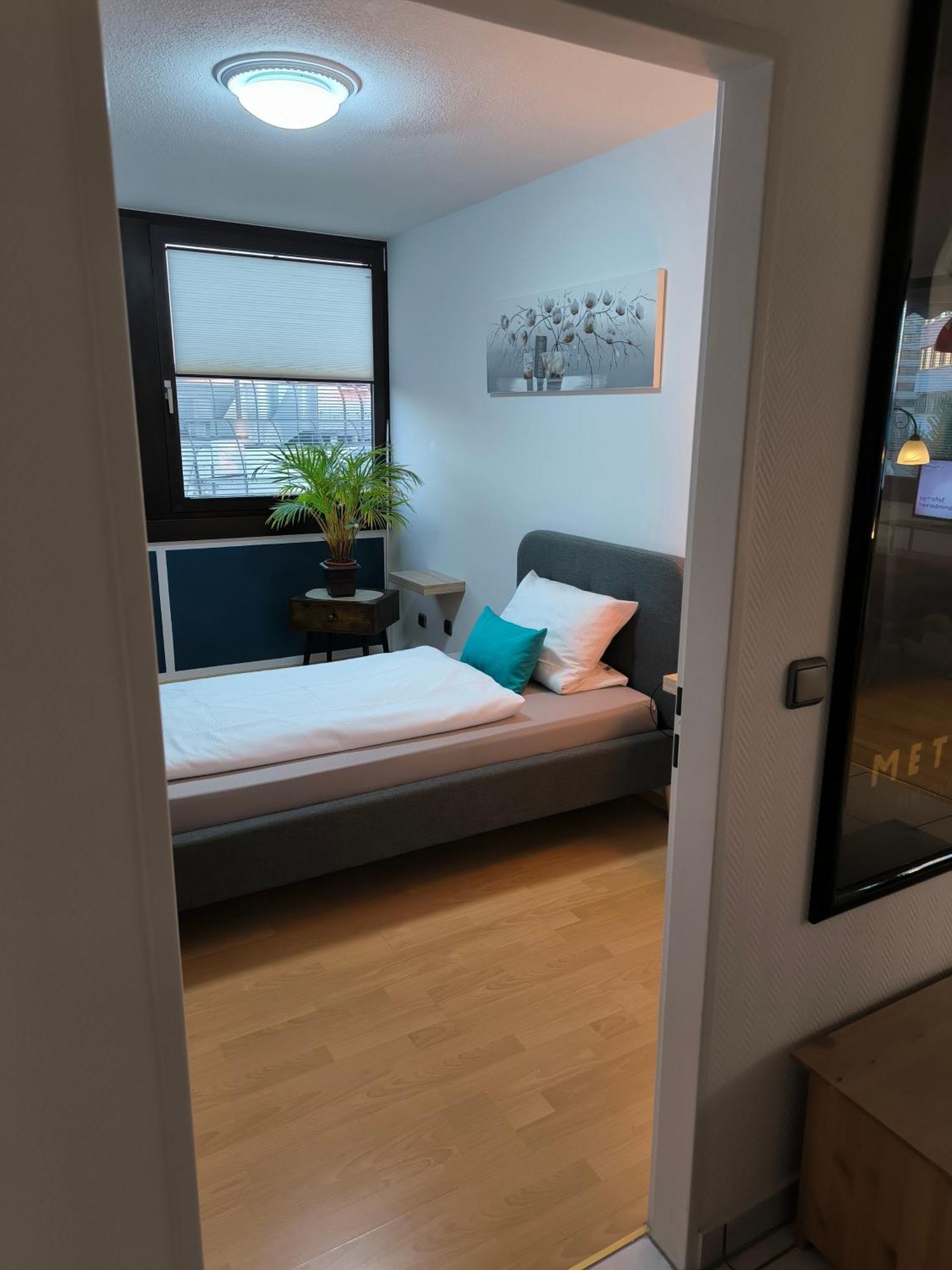 Im Herzen Von Wiesdorf- Blick Auf Das Bayer-Kreuz -Appartement Mit 2 Schlafzimmern-Fuer 3 Personen -Zentral Gelegen - Friedrich Ebert Platz 5A , 4Te Etage - Dachterrasse Und Sauna - Kaution Pflicht - Leverkusen Esterno foto