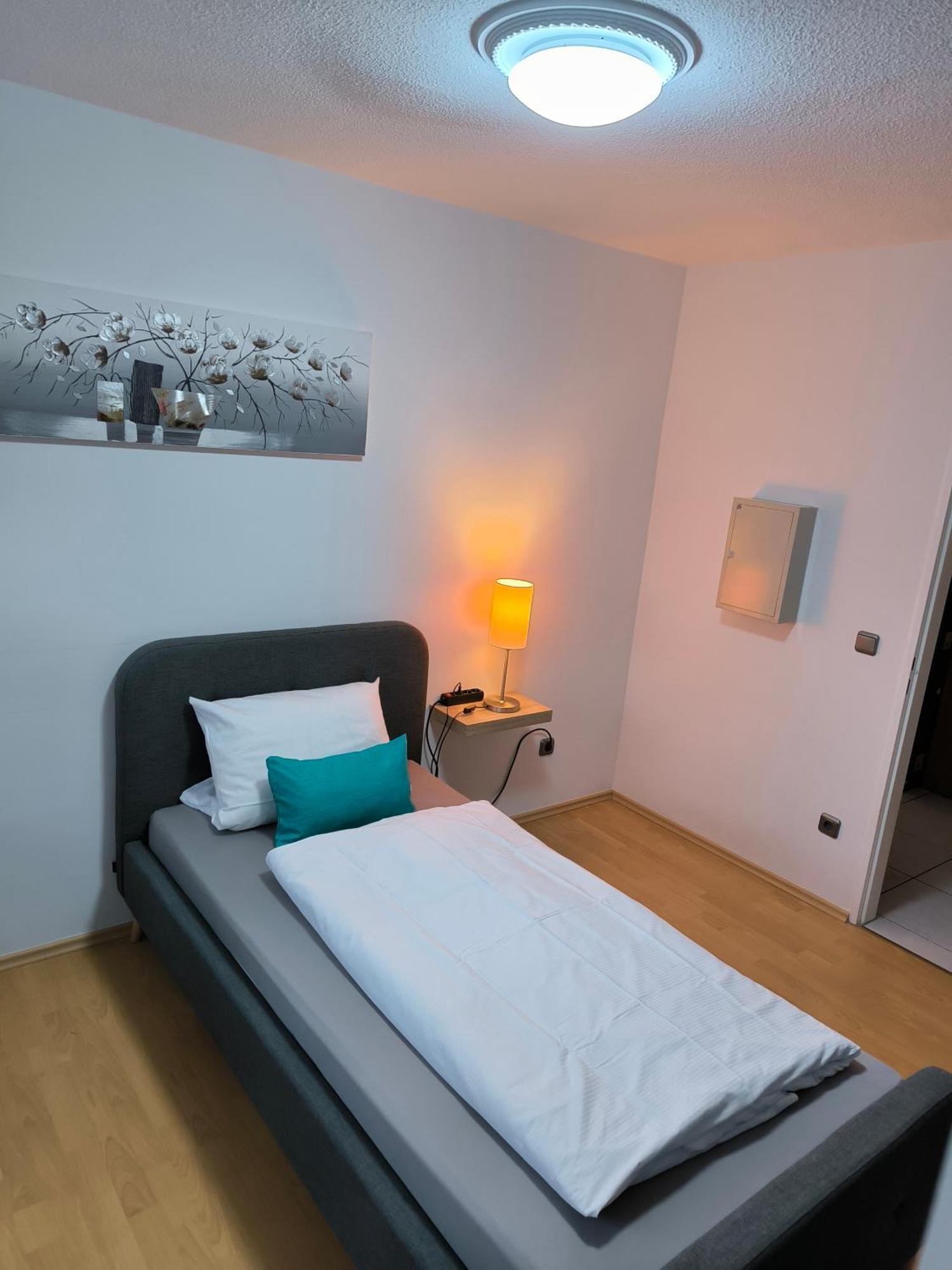 Im Herzen Von Wiesdorf- Blick Auf Das Bayer-Kreuz -Appartement Mit 2 Schlafzimmern-Fuer 3 Personen -Zentral Gelegen - Friedrich Ebert Platz 5A , 4Te Etage - Dachterrasse Und Sauna - Kaution Pflicht - Leverkusen Esterno foto