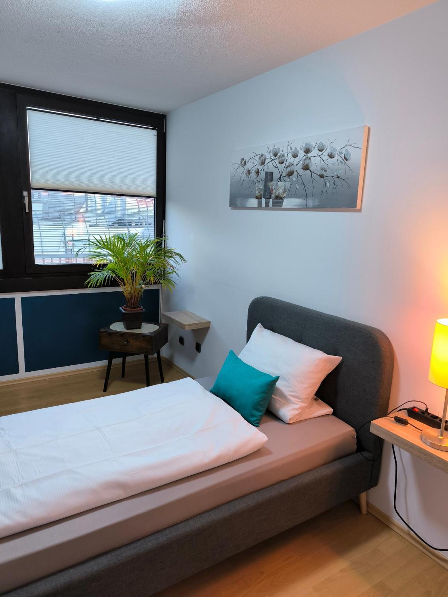 Im Herzen Von Wiesdorf- Blick Auf Das Bayer-Kreuz -Appartement Mit 2 Schlafzimmern-Fuer 3 Personen -Zentral Gelegen - Friedrich Ebert Platz 5A , 4Te Etage - Dachterrasse Und Sauna - Kaution Pflicht - Leverkusen Esterno foto