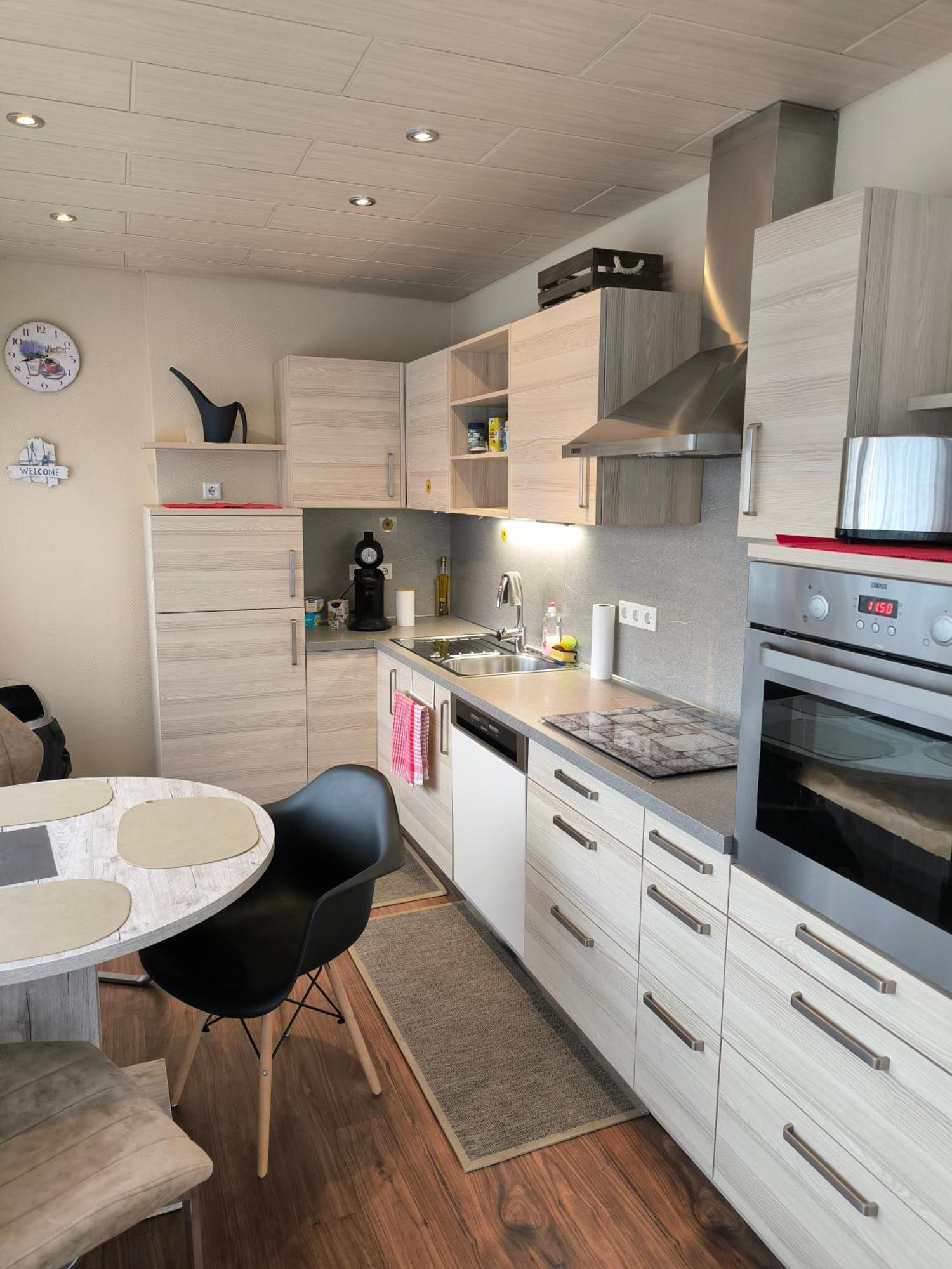 Im Herzen Von Wiesdorf- Blick Auf Das Bayer-Kreuz -Appartement Mit 2 Schlafzimmern-Fuer 3 Personen -Zentral Gelegen - Friedrich Ebert Platz 5A , 4Te Etage - Dachterrasse Und Sauna - Kaution Pflicht - Leverkusen Esterno foto