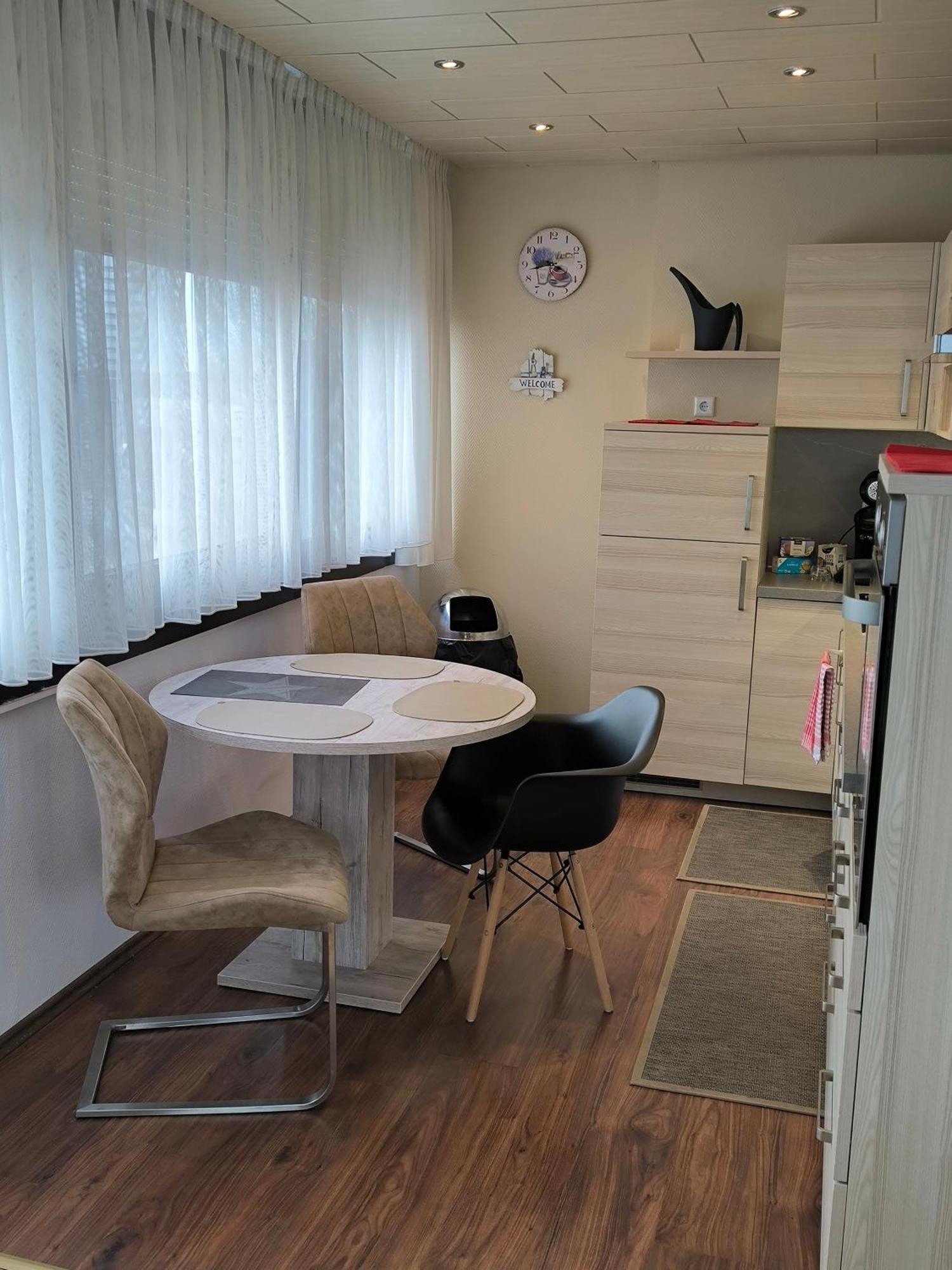Im Herzen Von Wiesdorf- Blick Auf Das Bayer-Kreuz -Appartement Mit 2 Schlafzimmern-Fuer 3 Personen -Zentral Gelegen - Friedrich Ebert Platz 5A , 4Te Etage - Dachterrasse Und Sauna - Kaution Pflicht - Leverkusen Esterno foto