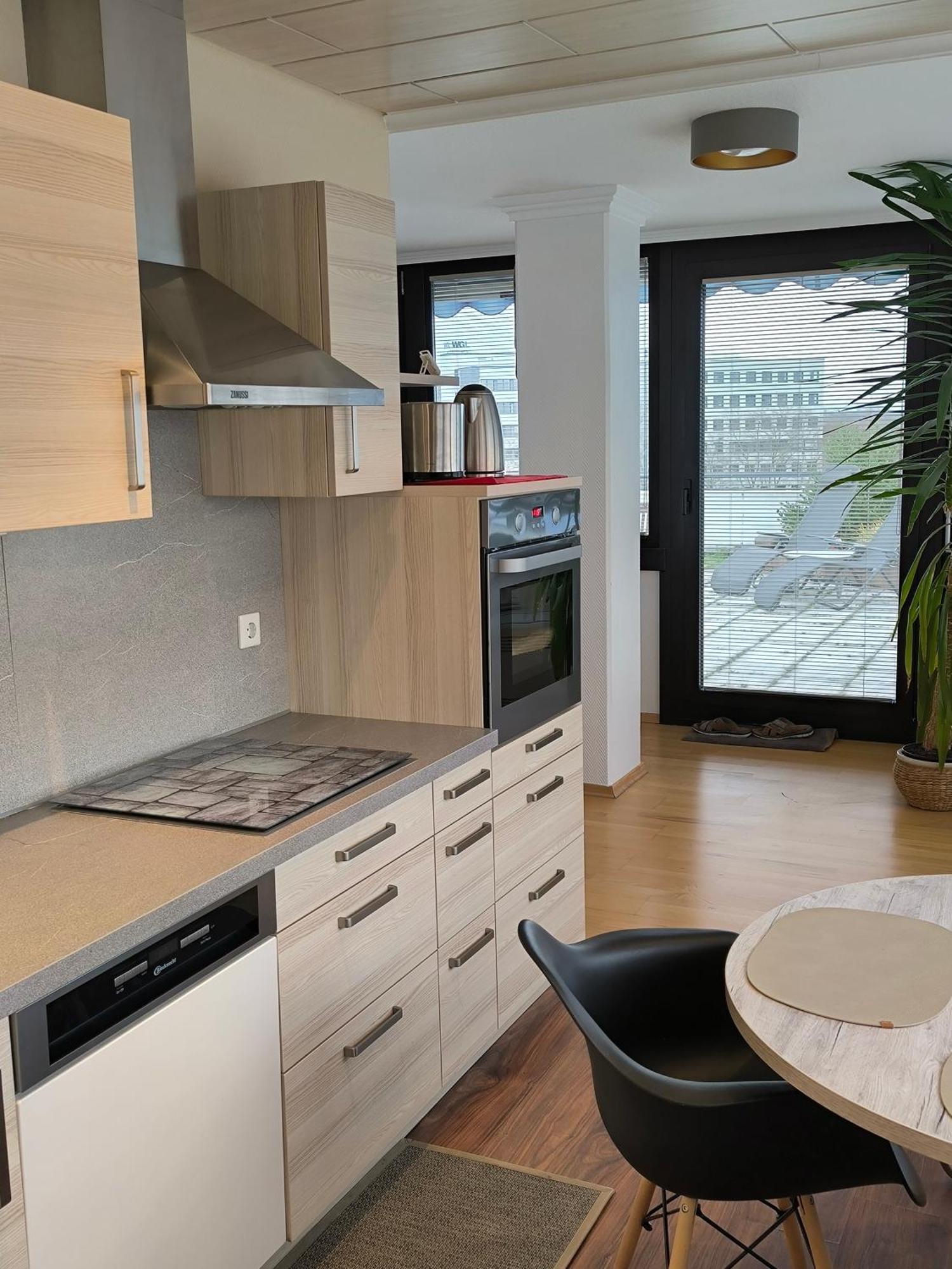 Im Herzen Von Wiesdorf- Blick Auf Das Bayer-Kreuz -Appartement Mit 2 Schlafzimmern-Fuer 3 Personen -Zentral Gelegen - Friedrich Ebert Platz 5A , 4Te Etage - Dachterrasse Und Sauna - Kaution Pflicht - Leverkusen Esterno foto
